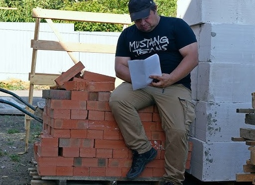 Почему главный атрибут инспектора ГИБДД в черно-белую полоску